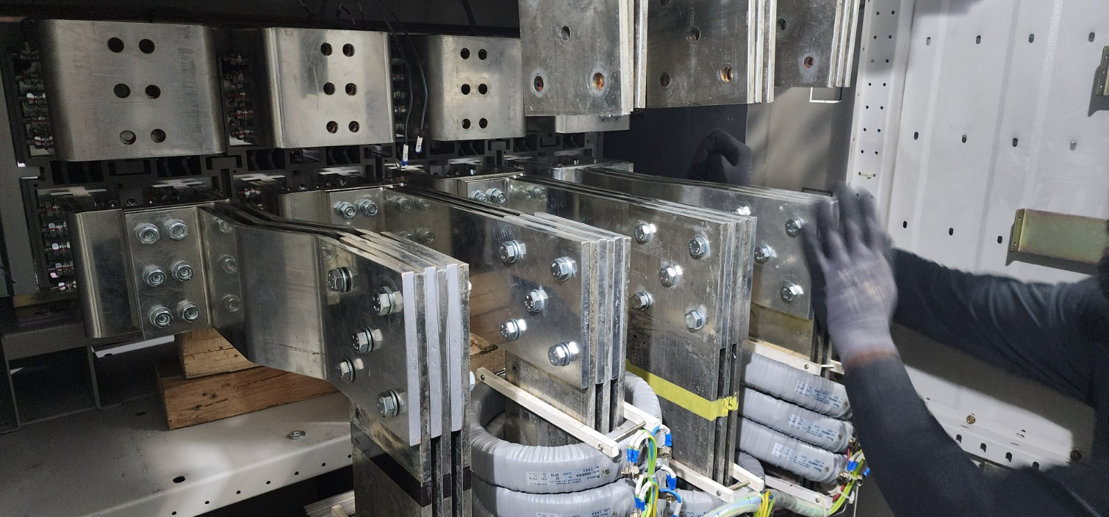 Install & Retrofit of all type of ACB, MCCB - Image 12