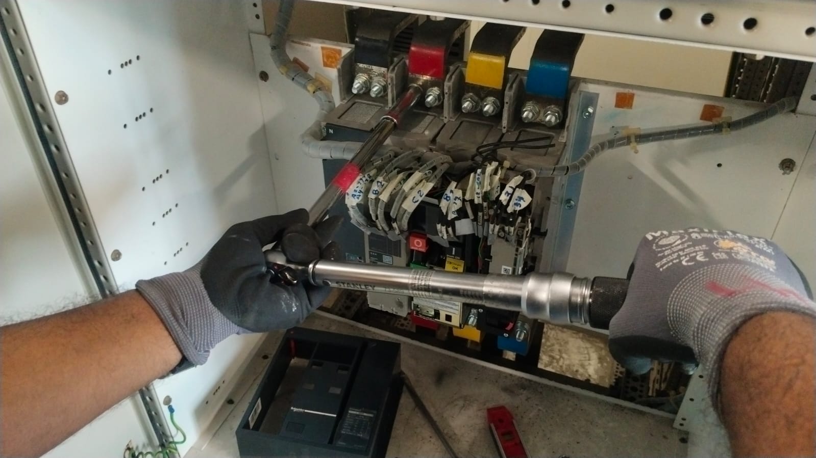 Install & Retrofit of all type of ACB, MCCB - Image 24